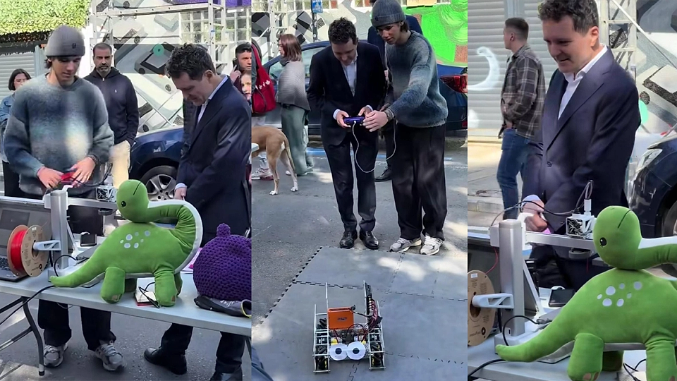 VIDEO | A dat în mintea copiilor: Nicușor Dan a fost surprins jucându-se cu maimuțoaie de pluș și mașinuțe cu telecomandă