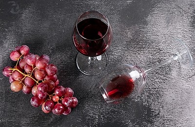 Vin roșu vechi sau vin roșu tânăr? Cum îți dai seama ce ți se potrivește