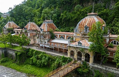 România recuperează un patrimoniu balnear impunător: 19 clădiri istorice din Băile Herculane, printre care hoteluri și un cazinou