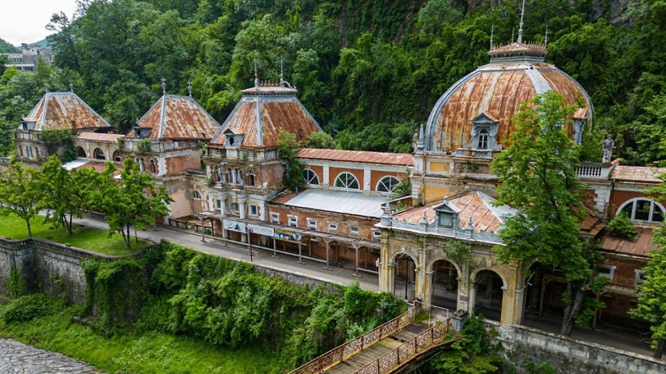 România recuperează un patrimoniu balnear impunător: 19 clădiri istorice din Băile Herculane, printre care hoteluri și un cazinou