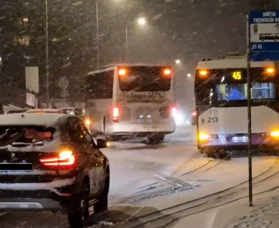 A venit zăpada și la Cluj! Sâmbata, 4 februarie 2023, condițiile de trafic au fost extrem de dificile în oraș și pe drumurile județene