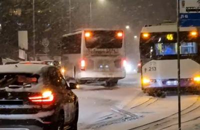 A venit zăpada și la Cluj! Sâmbata, 4 februarie 2023, condițiile de trafic au fost extrem de dificile în oraș și pe drumurile județene