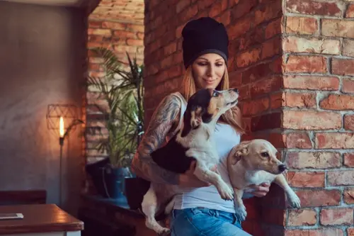 Cum să gestionezi relația dintre animalul tău de companie și vecinii din bloc