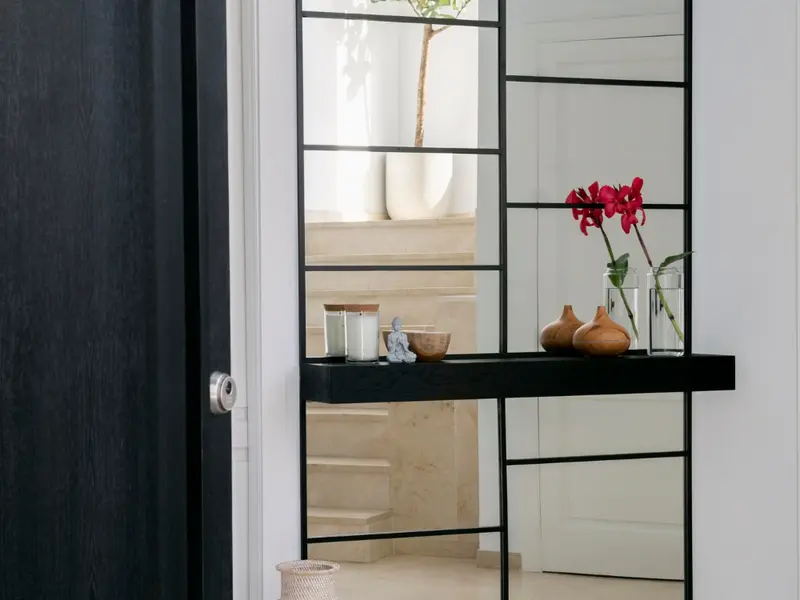 Integrarea oglinzilor pentru a amplifica spațiul: Oglinzile plasate strategic pot da impresia unui dormitor mai mare și mai aerisit.