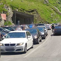 Transfăgărășanul, blocat de turiști parcați ilegal. Amenzile există, dar nu le aplică nimeni