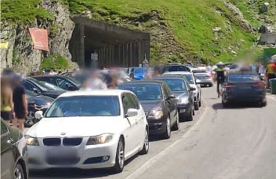 Transfăgărășanul, blocat de turiști parcați ilegal. Amenzile există, dar nu le aplică nimeni