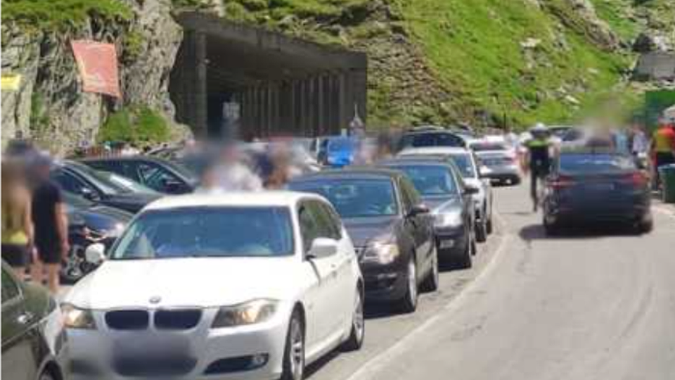 Transfăgărășanul, blocat de turiști parcați ilegal. Amenzile există, dar nu le aplică nimeni