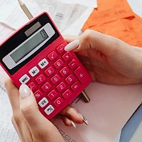 Români, vi se mai pregătește ceva! Lista completă a taxelor și impozitelor care vor fi majorate în 2026