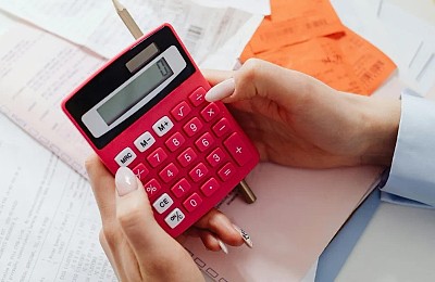 Români, vi se mai pregătește ceva! Lista completă a taxelor și impozitelor care vor fi majorate în 2026
