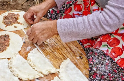Dobrogea la taifas culinar. Saramură de pește pe tablă și secretele Plăcintei Dobrogene cu recunoaștere europeană