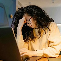 Munca de acasă sau de la birou. Alegerea mai bună pentru sănătate conform specialiștilor