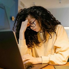 Munca de acasă sau de la birou. Alegerea mai bună pentru sănătate conform specialiștilor