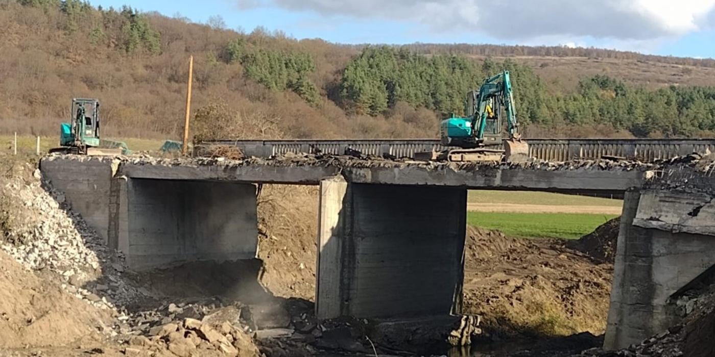 Au început lucrările de demolare a vechiului pod din localitatea clujeană Pâglișa