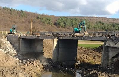 Au început lucrările de demolare a vechiului pod din localitatea clujeană Pâglișa