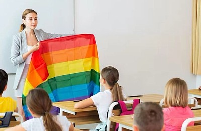 Polonia: Părinții și profesorii și-au unit forțele și au blocat un program de „conștientizare” LGBT pe care niște activiști plănuiau să-l organizeze într-o școală