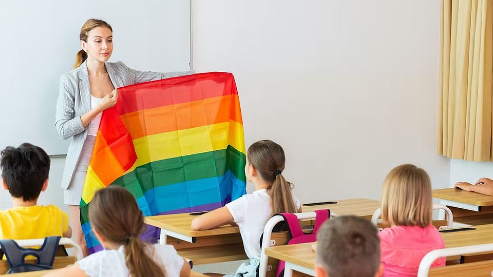 Oklahoma ia măsuri pentru a proteja copiii de îndoctrinare LGBT: Toți profesorii proveniți din state progresiste sunt supuși unui test „anti-woke“