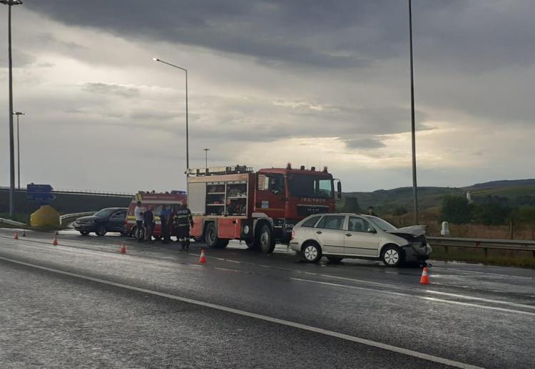Trei autoturisme au fost implicate într-un accident produs la Gilău, pe breteaua de urcare spre Autostrada Transilvania
