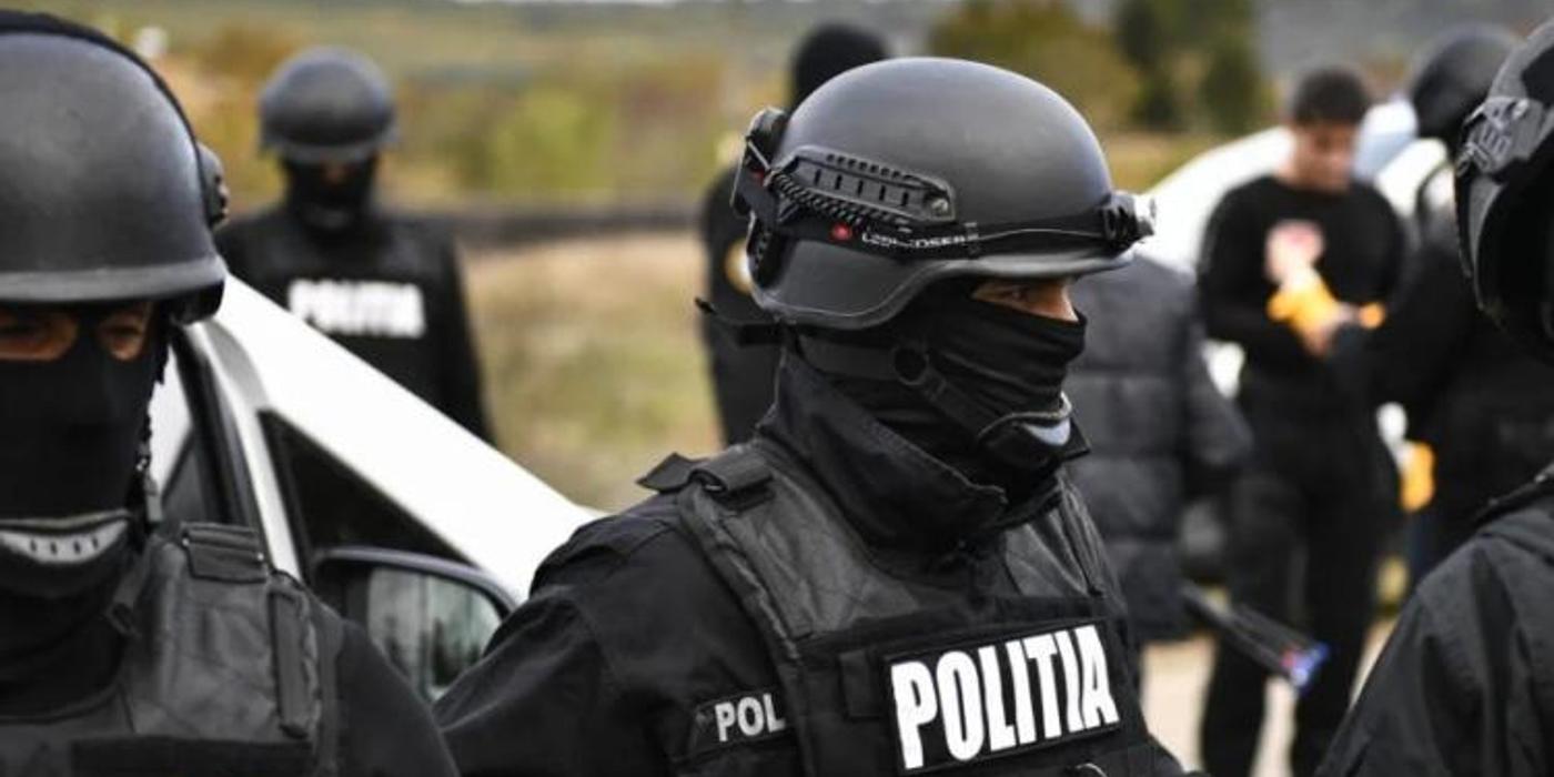 Opt persoane au fost reținute pentru 30 de zile, sub acuzația de trafic de droguri, la Cluj