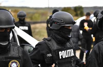 Opt persoane au fost reținute pentru 30 de zile, sub acuzația de trafic de droguri, la Cluj