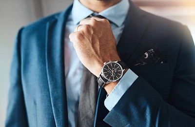 Eleganța masculină în 2025. Bijuterii, cașmir și detalii care exprimă rafinament și statut