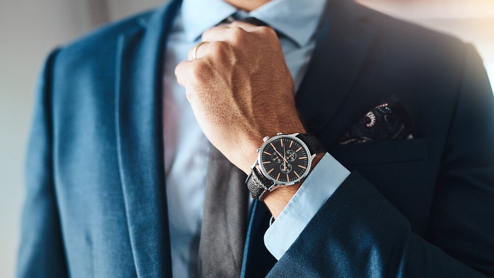 Eleganța masculină în 2025. Bijuterii, cașmir și detalii care exprimă rafinament și statut