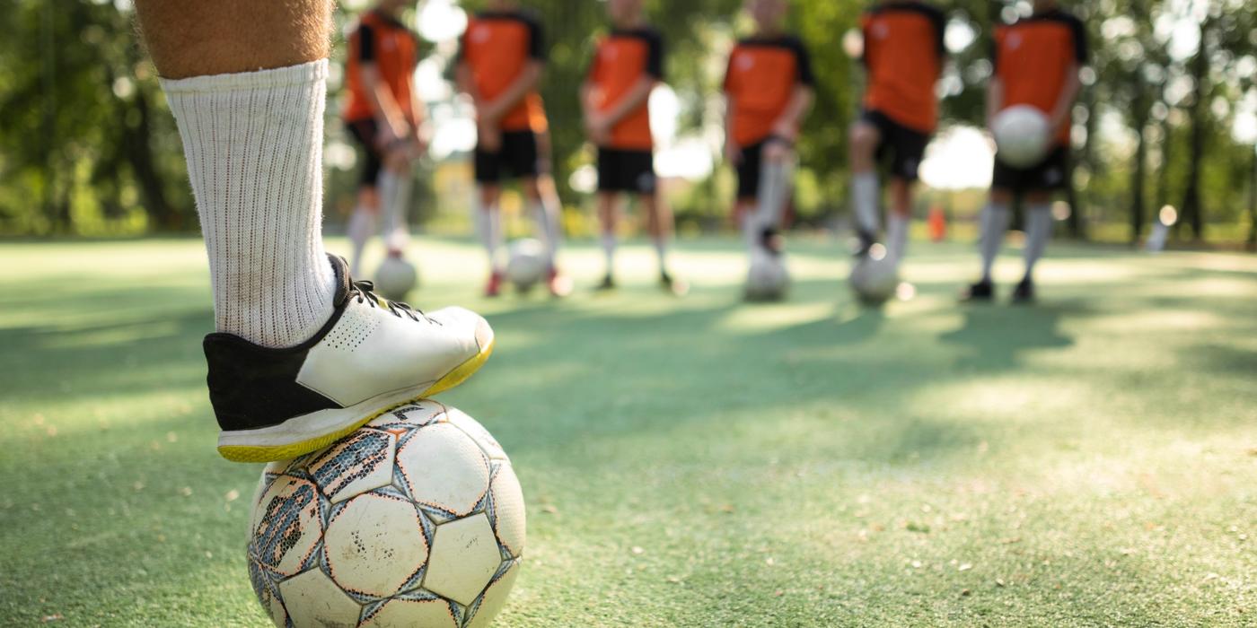 Mitul „jocului de-a Dumnezeu” în fotbal și rigoarea din teren: De ce profesionismul se măsoară pe parcursul ambelor reprize