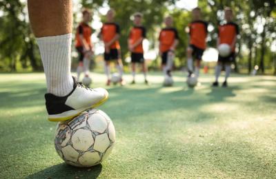 Mitul „jocului de-a Dumnezeu” în fotbal și rigoarea din teren: De ce profesionismul se măsoară pe parcursul ambelor reprize