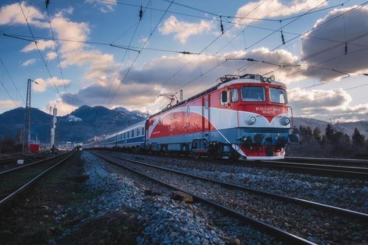 Panică într-un tren de călători, în Mureș, după ce locomotiva a luat foc în mers