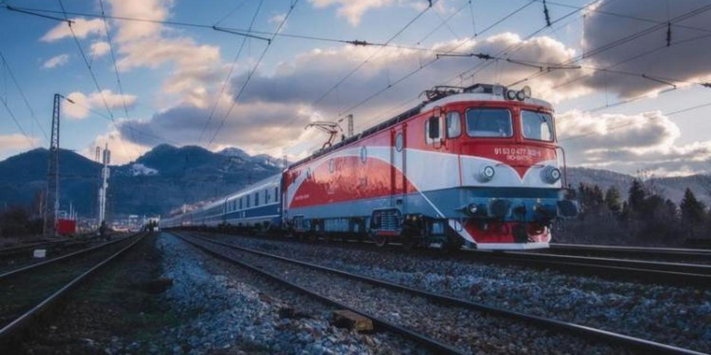 Panică într-un tren de călători, în Mureș, după ce locomotiva a luat foc în mers