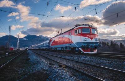 Panică într-un tren de călători, în Mureș, după ce locomotiva a luat foc în mers