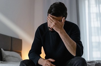 „Pot să mă descurc singur”: convingerea care îi face pe mulți oameni să amâne mersul la psiholog