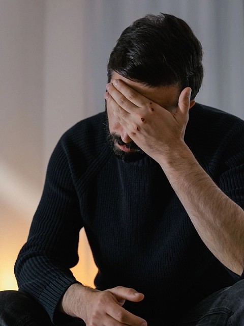 „Pot să mă descurc singur”: convingerea care îi face pe mulți oameni să amâne mersul la psiholog