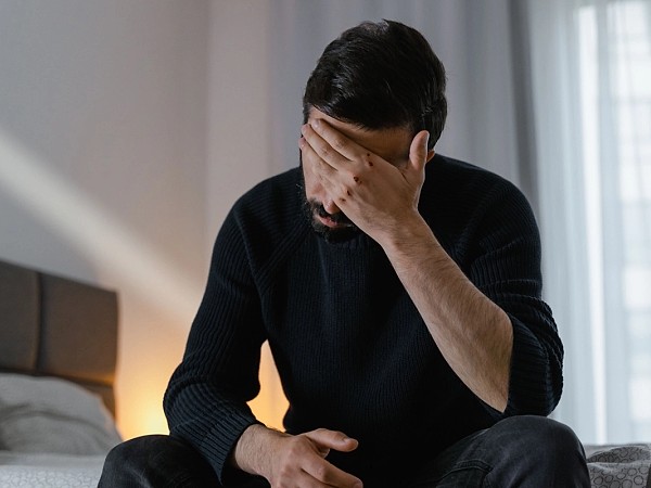 „Pot să mă descurc singur”: convingerea care îi face pe mulți oameni să amâne mersul la psiholog