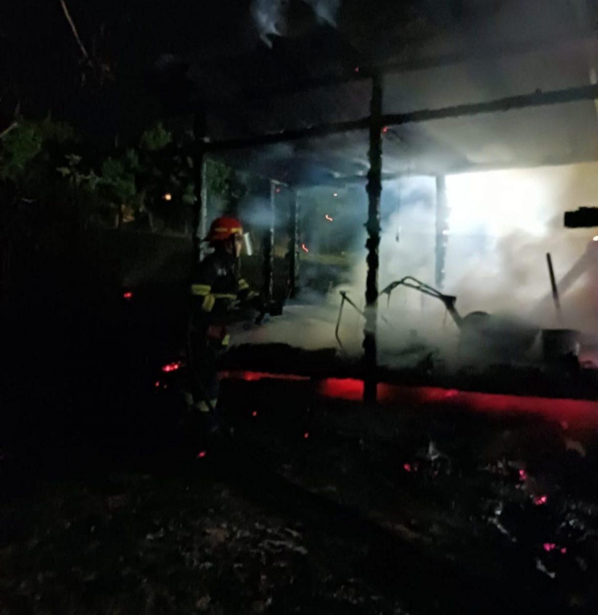 Un incendiu a izbucnit în noaptea de 3 spre spre 4 iunie în magazia unei gospodării din Dej
