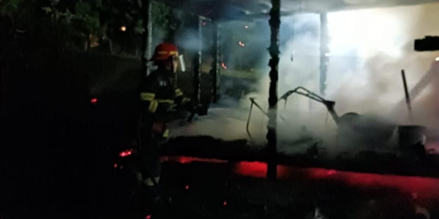 Un incendiu a izbucnit în noaptea de 3 spre spre 4 iunie în magazia unei gospodării din Dej