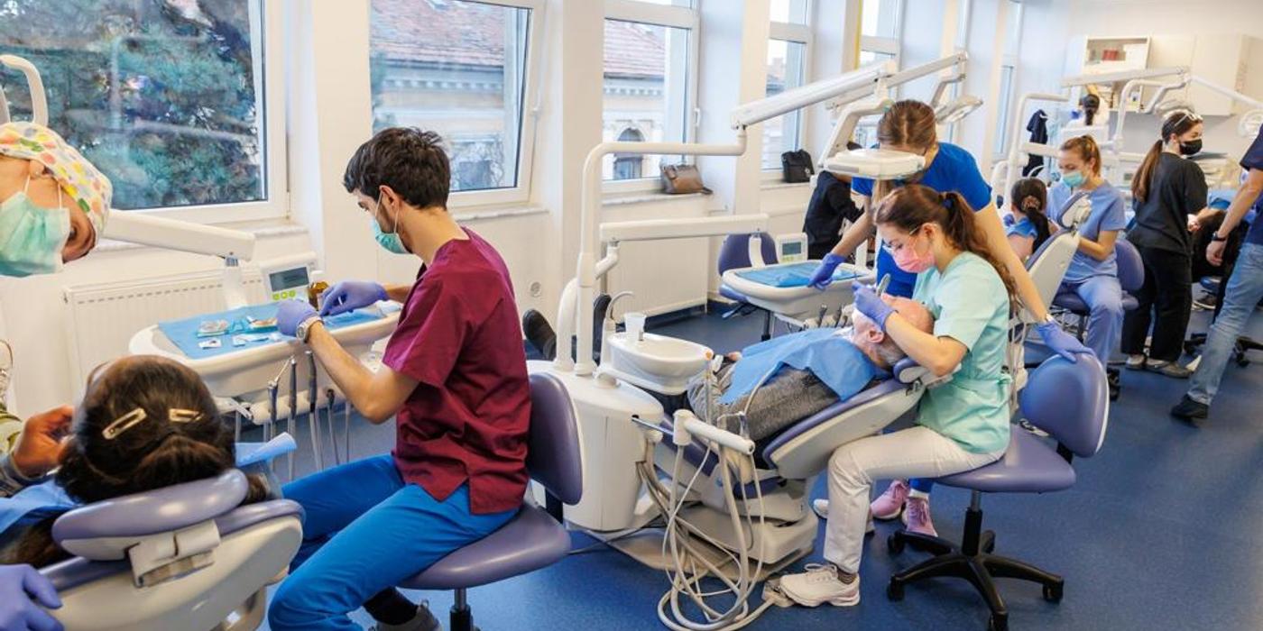 Municipalitatea continuă programul de servicii stomatologice gratuite, anunță primarul Emil Boc