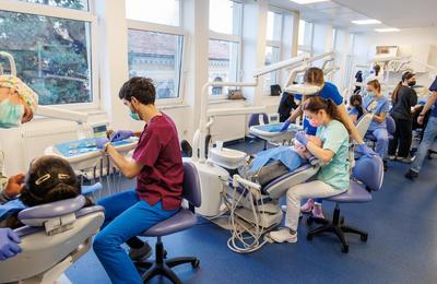 Municipalitatea continuă programul de servicii stomatologice gratuite, anunță primarul Emil Boc