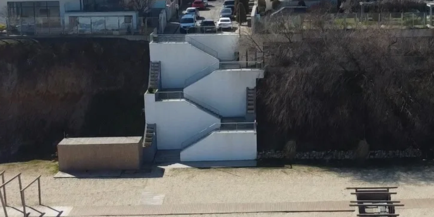 INVESTIGAȚIE: Cum a „înghițit” politicianul Claudiu Palaz faleza Constanței. Restaurant și scări betonate pe terenul statului, cu girul Primăriei