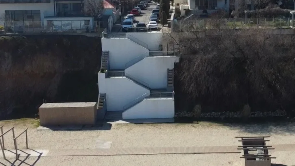 INVESTIGAȚIE: Cum a „înghițit” politicianul Claudiu Palaz faleza Constanței. Restaurant și scări betonate pe terenul statului, cu girul Primăriei