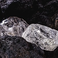 A început războiul pentru aurul negru al secolului XXI. Ce atuuri are România în disputa pentru baterii și pământuri rare