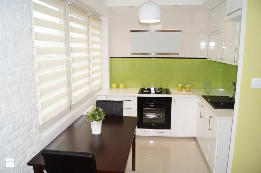 Amenajare de bucatarie mica cu accente de verde
