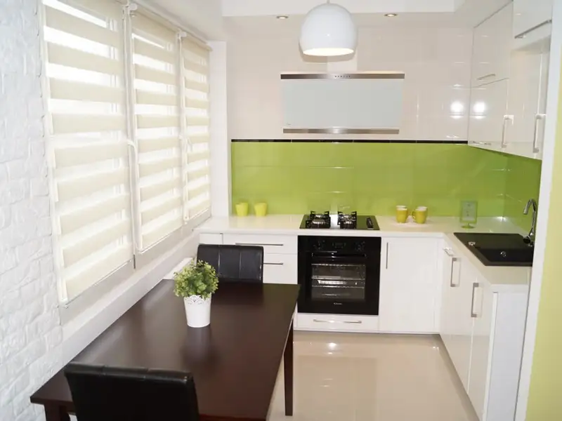 Amenajare de bucatarie mica cu accente de verde