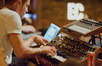 Mai mulţi artişti renumiţi participă la gloCreativeCamp, un eveniment marca Electric Castle