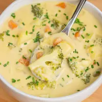 Supă vegană de broccoli cu “cheddar”. Cremoasă, reconfortantă și plină de gust 🌱🧀