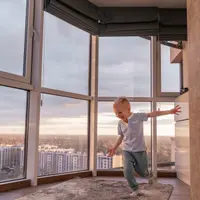 Iluminat natural și spațiu aerisit: Ferestre mari și luminoase, culori deschise, oglinzi plasate strategic.