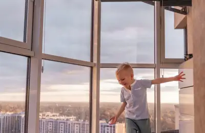 Iluminat natural și spațiu aerisit: Ferestre mari și luminoase, culori deschise, oglinzi plasate strategic.