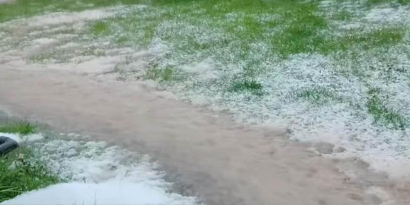 Duminică după-amiază, o ploaie torențială cu grindină a făcut prăpăd în localitatea Dealu Negru, din județul Cluj