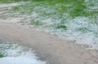 Duminică după-amiază, o ploaie torențială cu grindină a făcut prăpăd în localitatea Dealu Negru, din județul Cluj