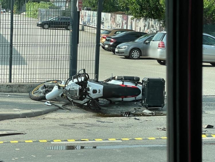 Accident rutier între două autoturisme și o motocicletă, în această dimineață, pe Calea Baciului din Cluj-Napoca