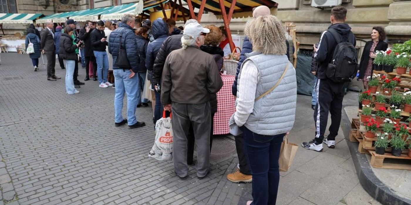 Târg de primăvară în curtea Ministerului Agriculturii. Petre Daea: „Îi îndemn pe toți să mănânce ce fac românii noștri”